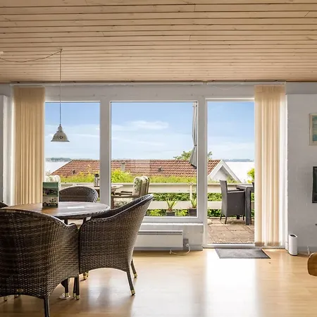 بيت للعطل Tekla - 70m To The Fjord By Interhome *